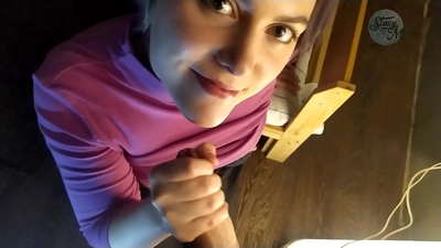 거시기 음모와 좋은 깊은 꿀꺽 꿀꺽 마시는 전형적인 러시아 가정 포르노